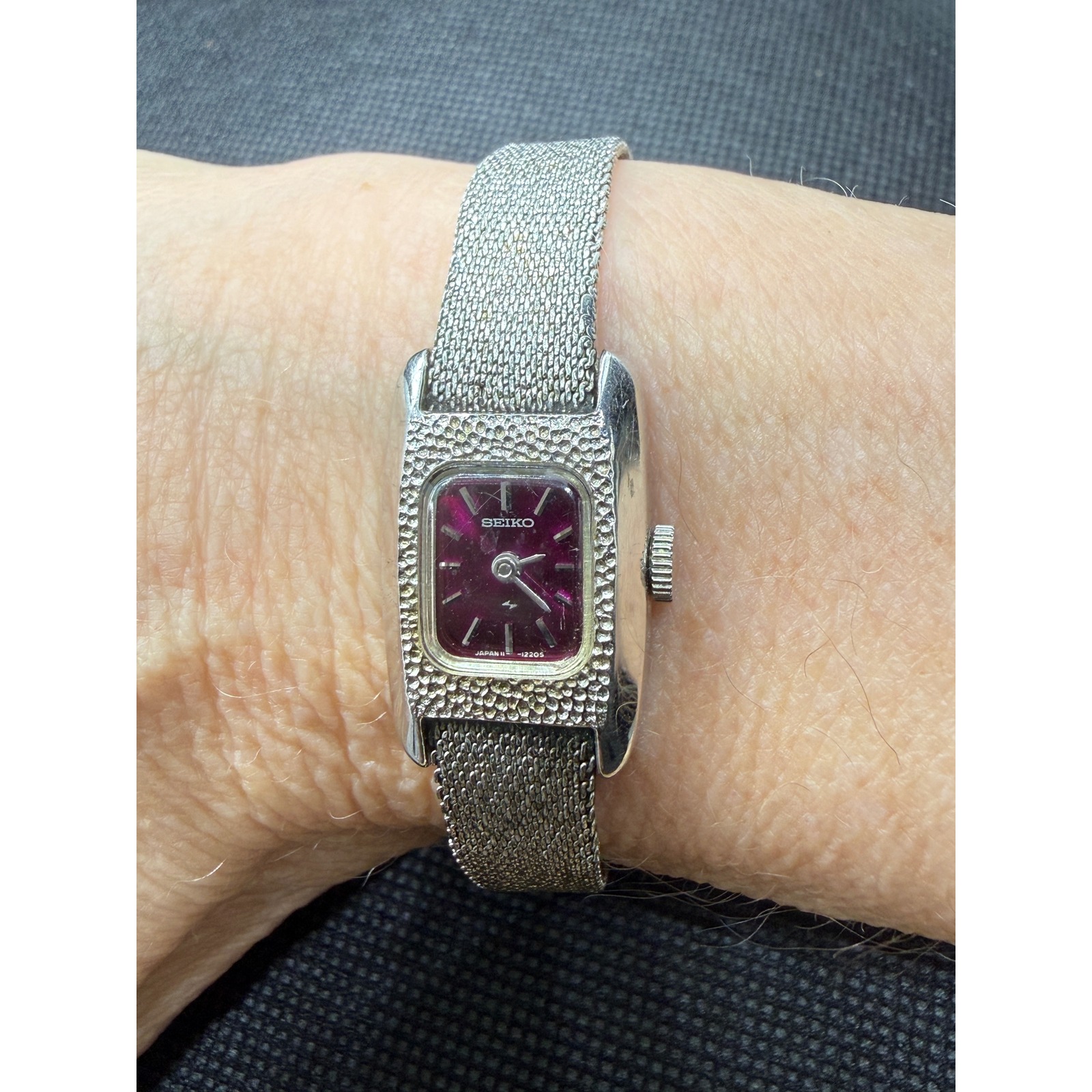 Vintage Seiko Manual Wind Watch Magenta Dial Silver Mesh Bracelet 113409